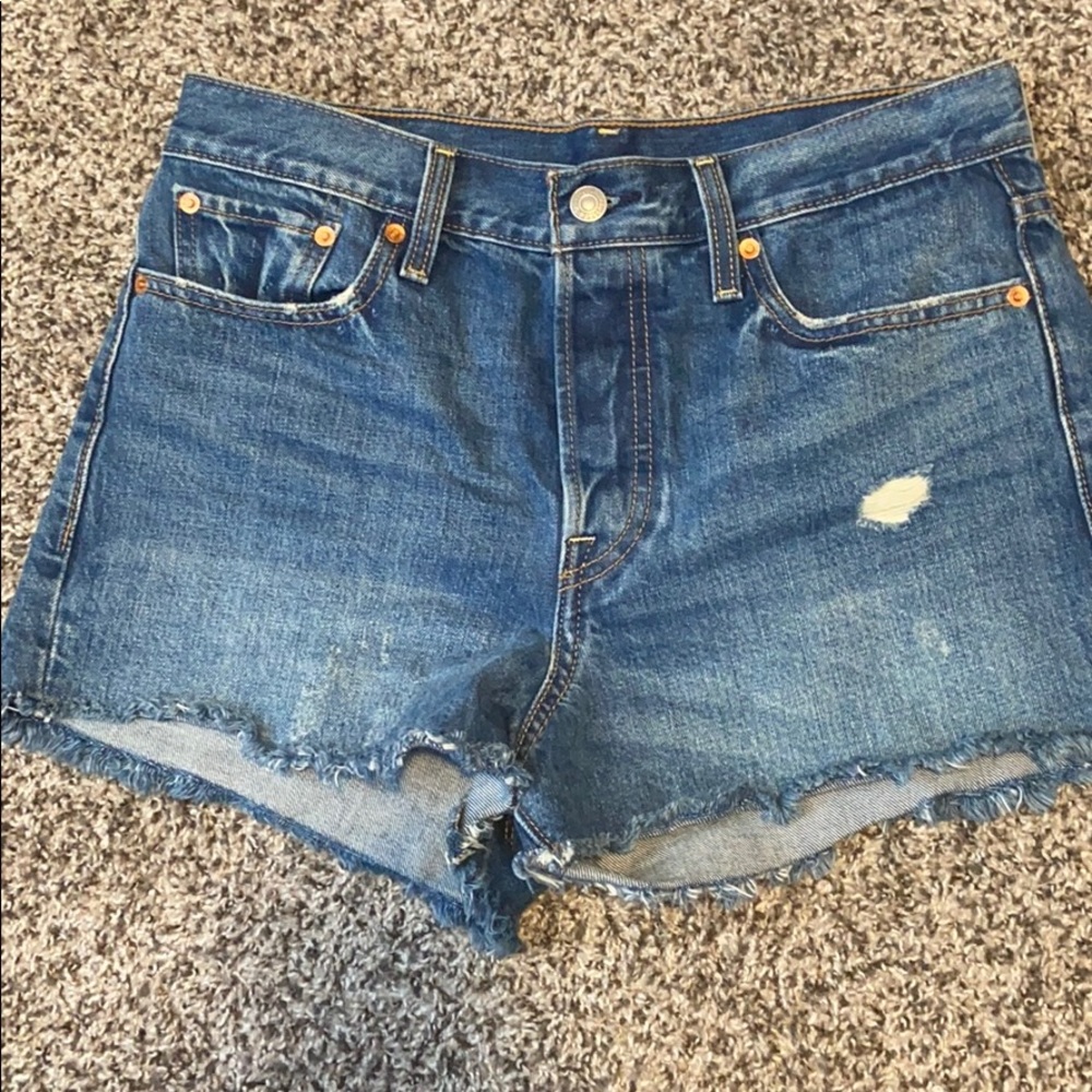 EUC Levi’s shorts size 29